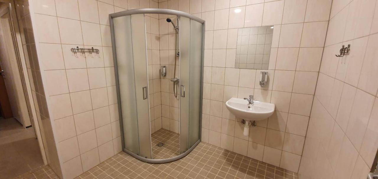 Maenniku Jk Hostel Tallinn Buitenkant foto