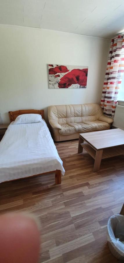 Maenniku Jk Hostel Tallinn Buitenkant foto