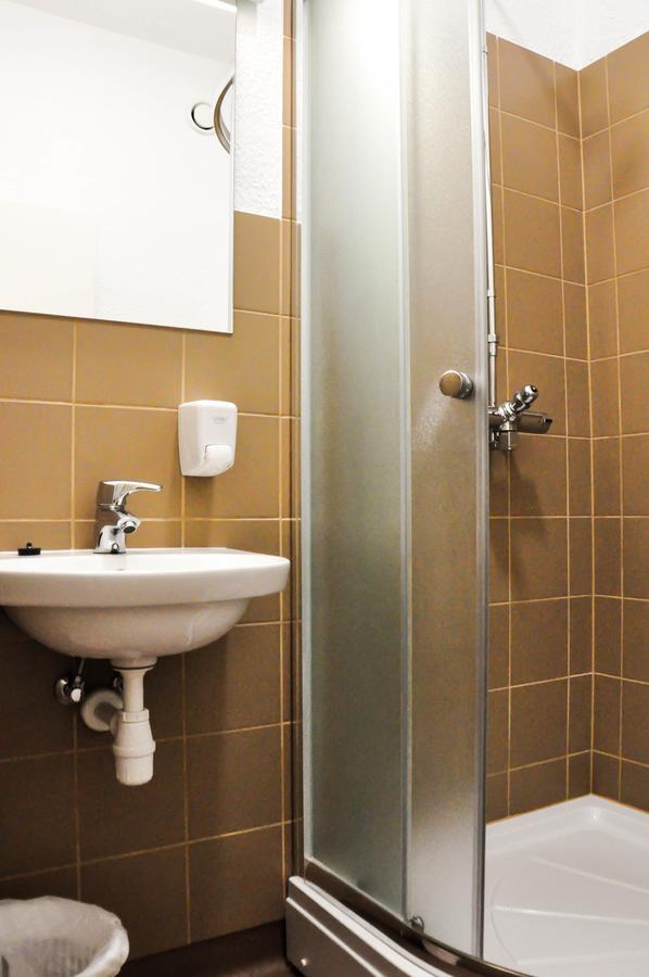 Maenniku Jk Hostel Tallinn Buitenkant foto